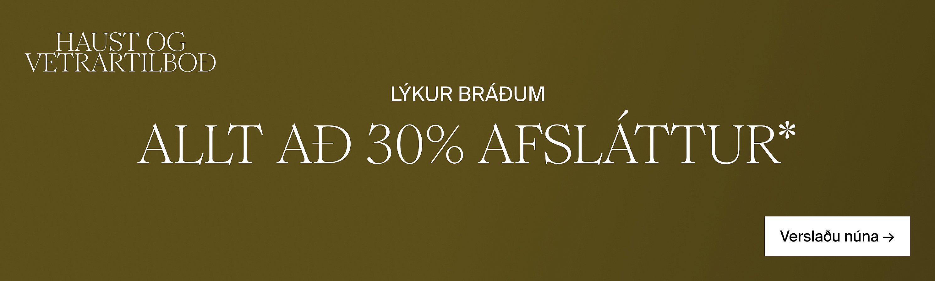Maður í dökkum hettupeysu á dökkum bakgrunni. UPP AÐ 30% AFSLÁTTUR*, MID SEASON DEALS, Verslaðu núna.