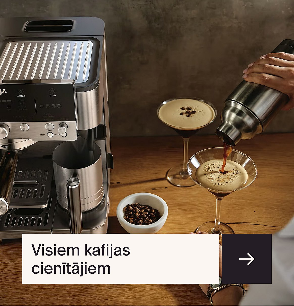 Četri teksturēti dzintara krāsas stikla svečturi ar iedegtajām svecēm uz palodzes, labajā pusē — augs.