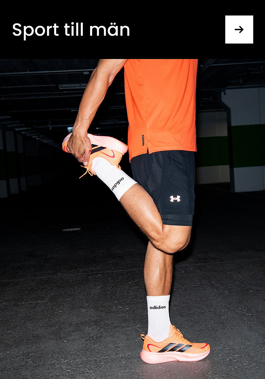 En man i en grön polotröja håller ett tennisracket vertikalt, med strängarna som täcker halva hans ansikte, mot en ljus bakgrund. Text: Herrsport