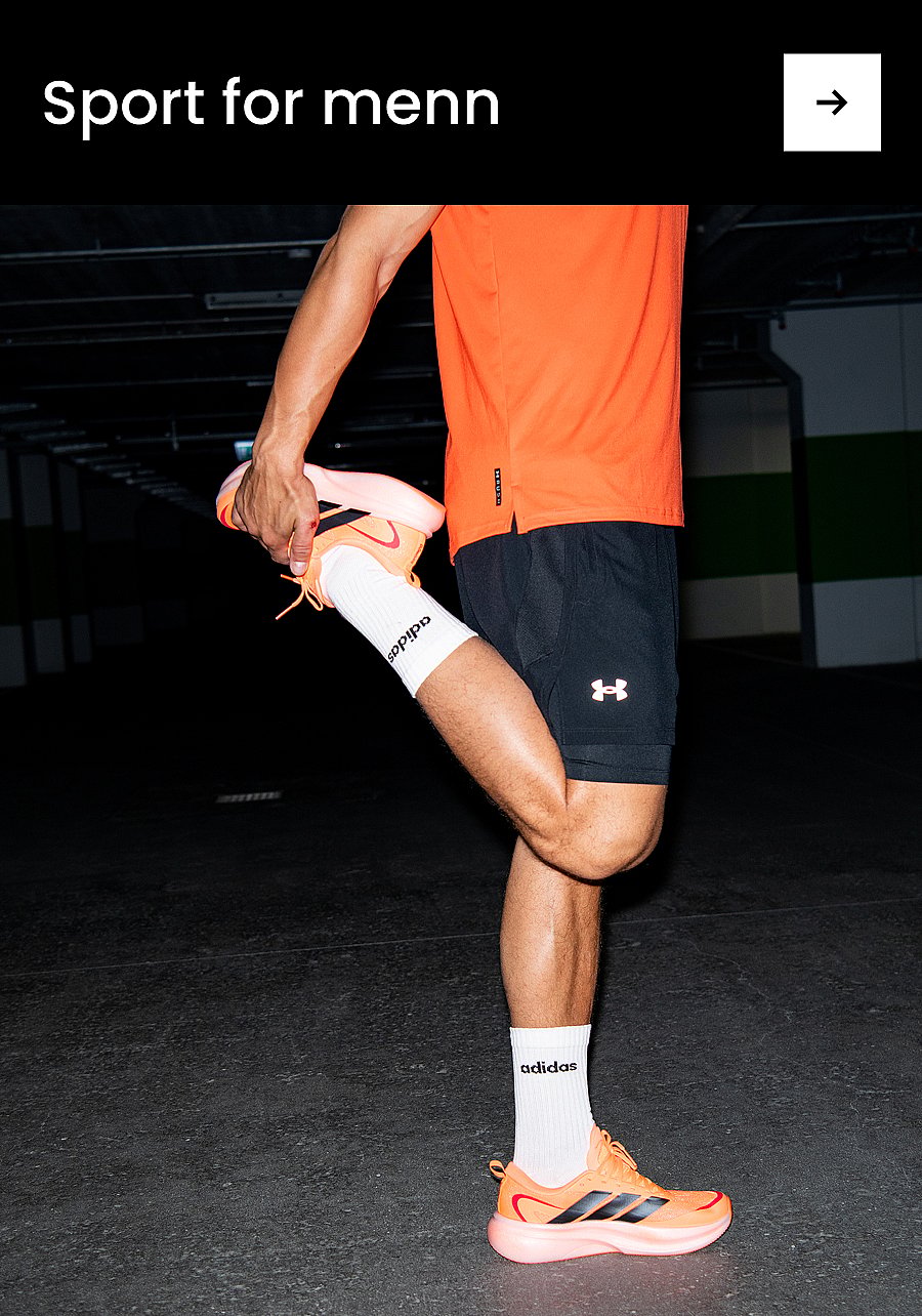 En mann i grønn polotrøye holder en tennisracket loddrett, med strengene som dekker halve ansiktet hans, mot en lys bakgrunn. Tekst: Herresport