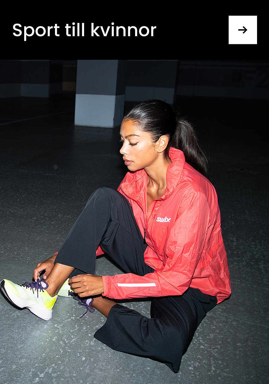 En person med flätat hår, sedd bakifrån, håller en orange hantel bakom huvudet och bär en rosa sport-BH. Text: Dam sport