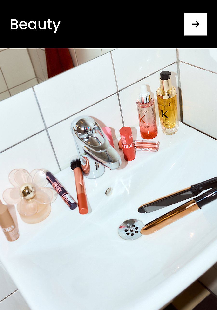 En korallfarget rouge-stift, en rosagull børste, en hvit nattkremkrukke og to rosa mascaraer. Tekst: Skjønnhet