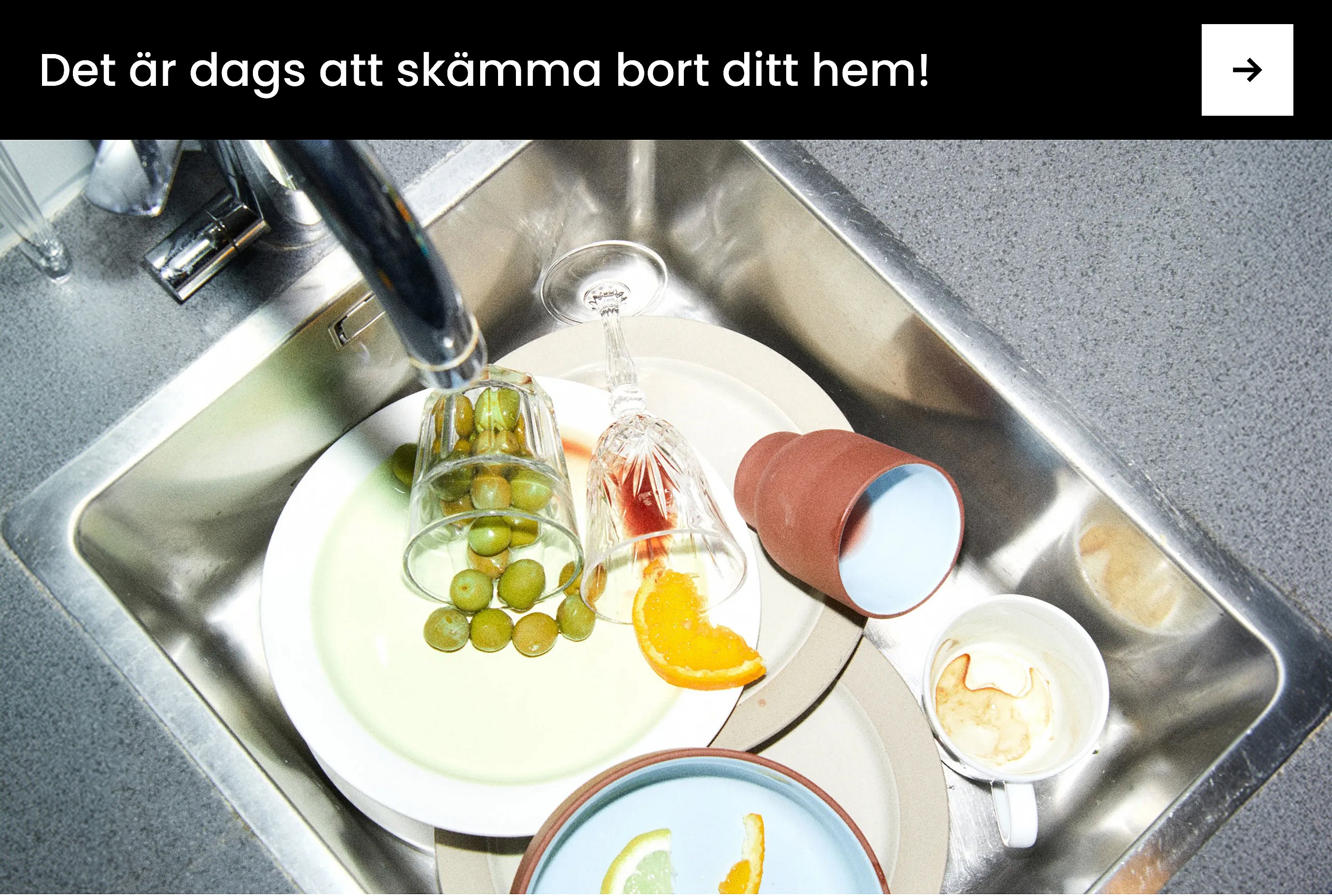 En man i svart jacka mot en grå bakgrund. Den vita texten ”ENKEL STUDIO” syns på vänster sida.