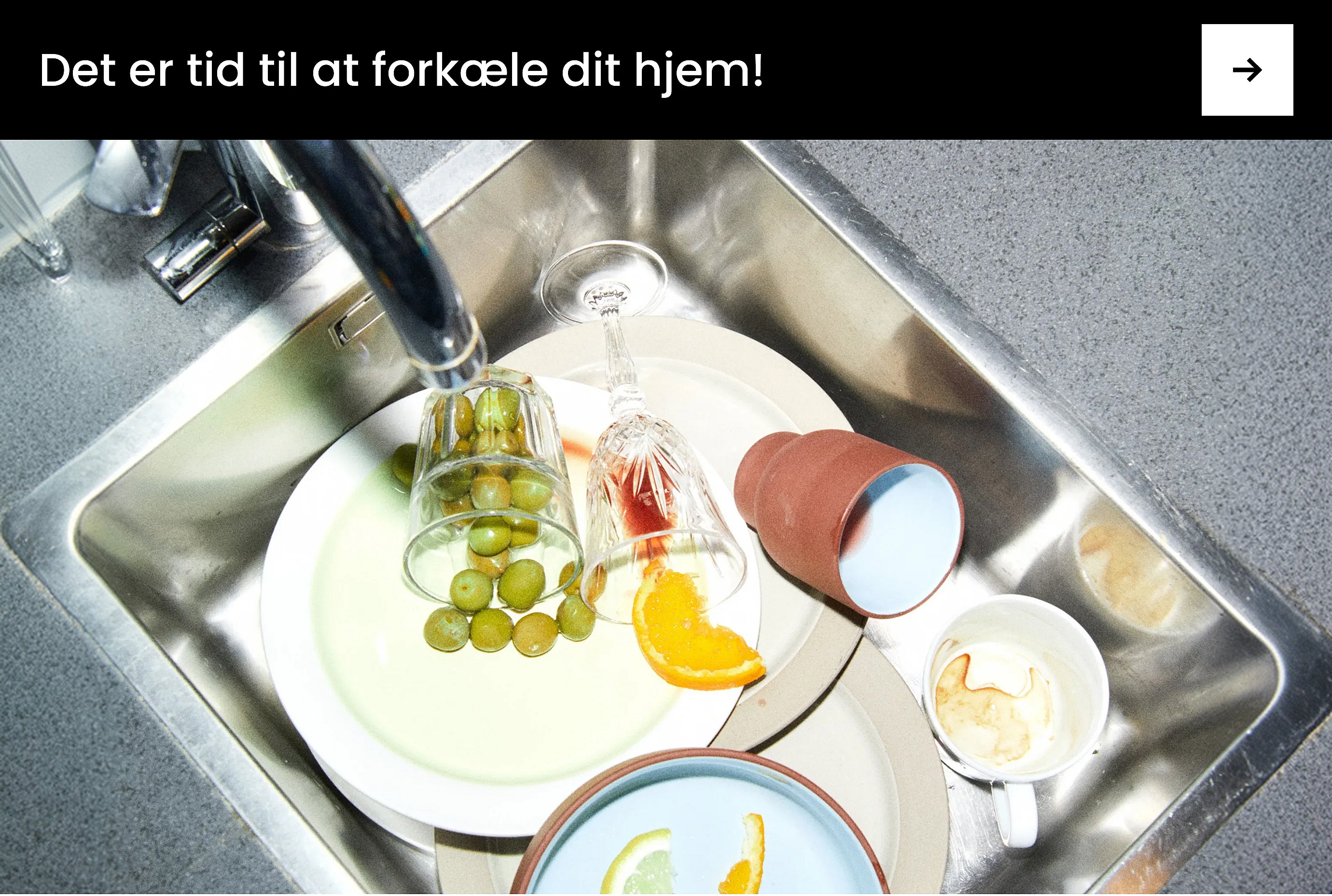 En mand i en sort jakke foran en grå baggrund. Den hvide tekst »ENKEL STUDIO« er placeret på venstre side.