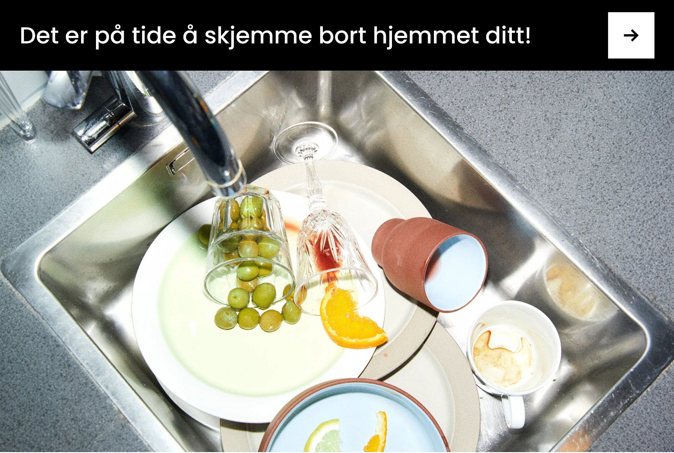 En mann i svart jakke mot en grå bakgrunn. Den hvite teksten «ENKEL STUDIO» er plassert på venstre side.