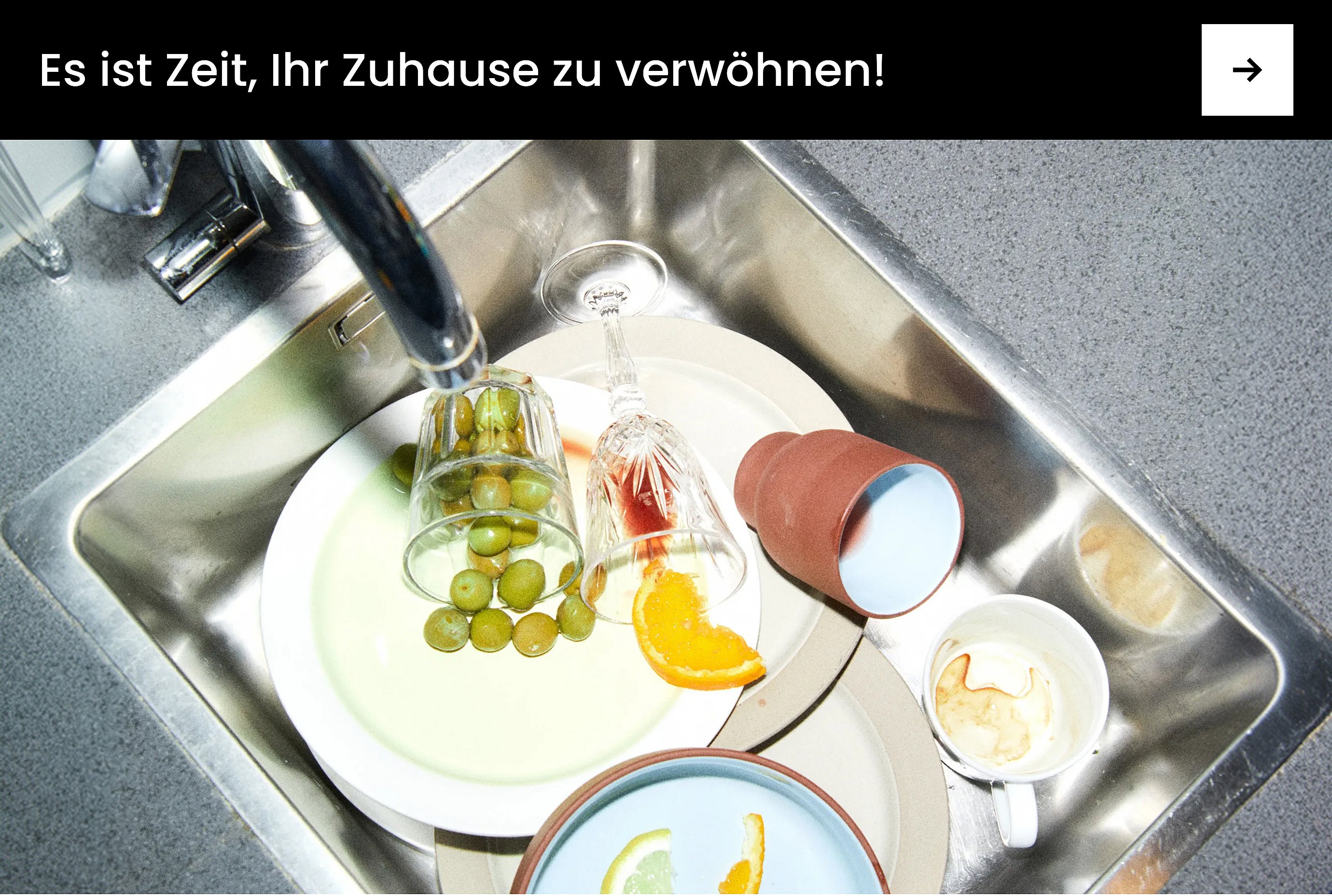 Ein Mann in einer schwarzen Jacke vor grauem Hintergrund. Auf der linken Seite ist der weiße Schriftzug „ENKEL STUDIO“ zu sehen.