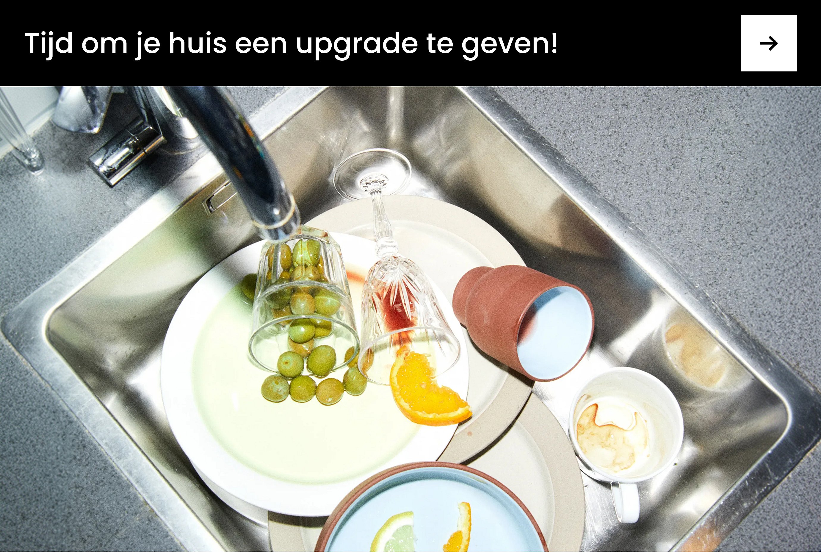Een man in een zwart jasje tegen een grijze achtergrond. Aan de linkerkant staat de witte tekst “ENKEL STUDIO”.