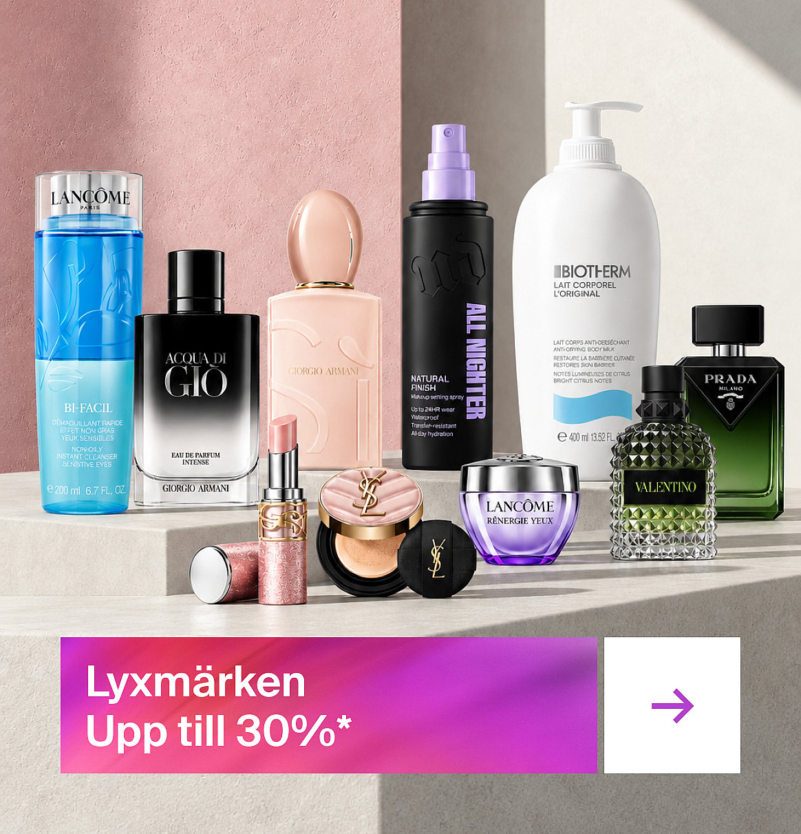Lyxiga skönhetsprodukter, bland annat parfymer, smink och hudvårdsprodukter, presenterade på en display. På en banderoll står det ”Lyxmärken – upp till
