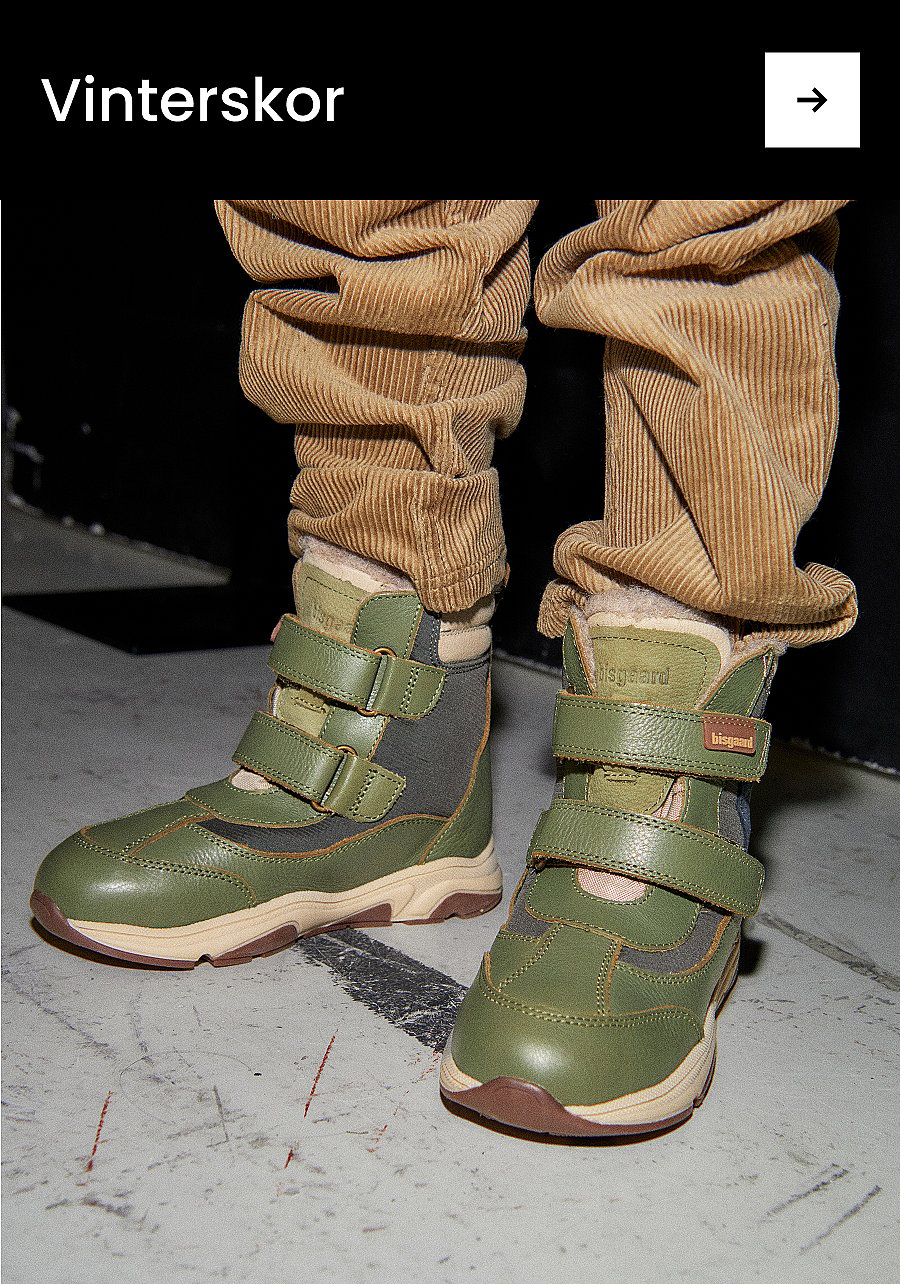 Barnfötter i ljusgrå, blå och orange sneakers på ett ljusgrått golv. Text: Skor