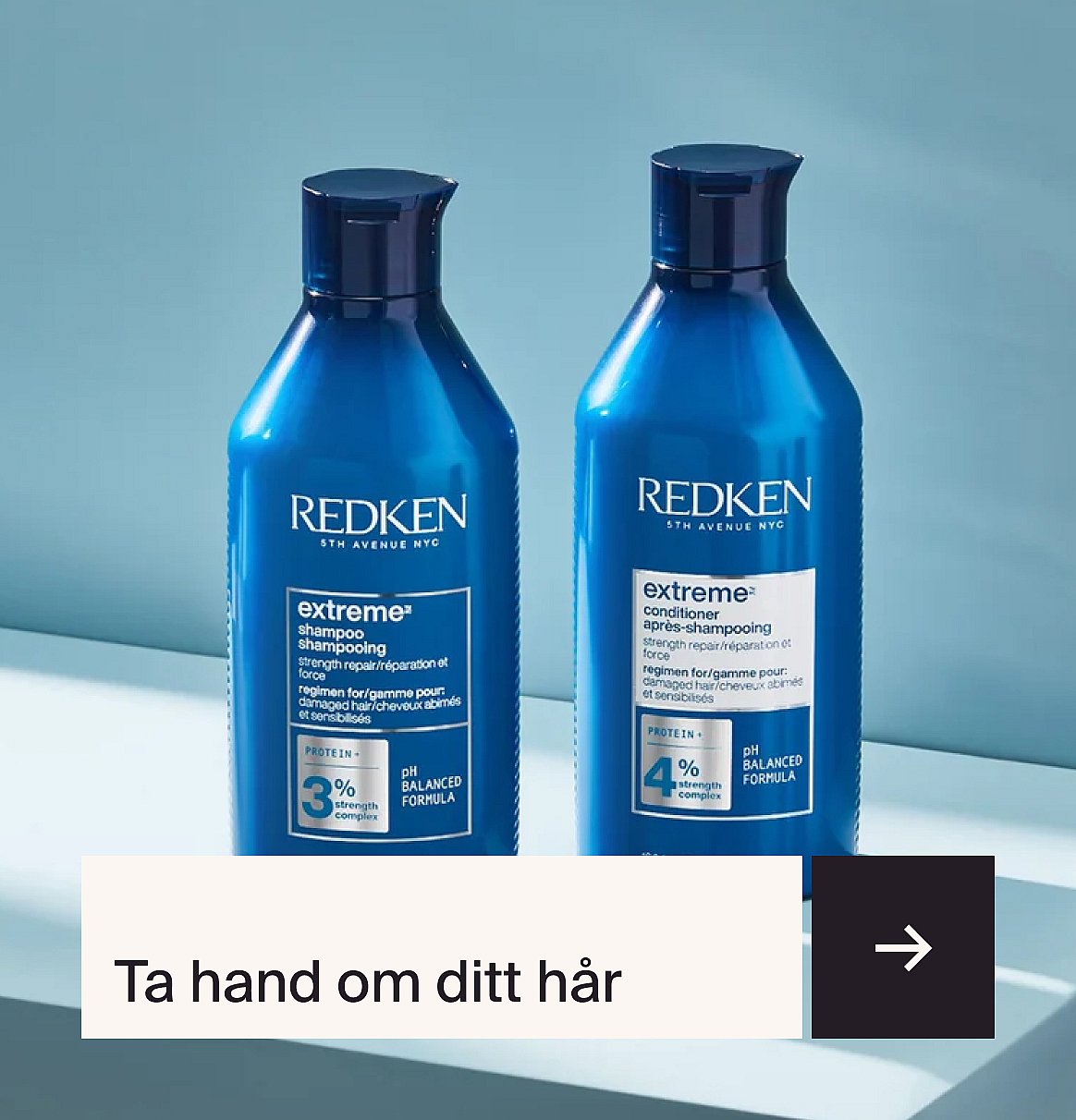 Två blå Redken Extreme schampo- och balsamflaskor på en ljusblå bakgrund.