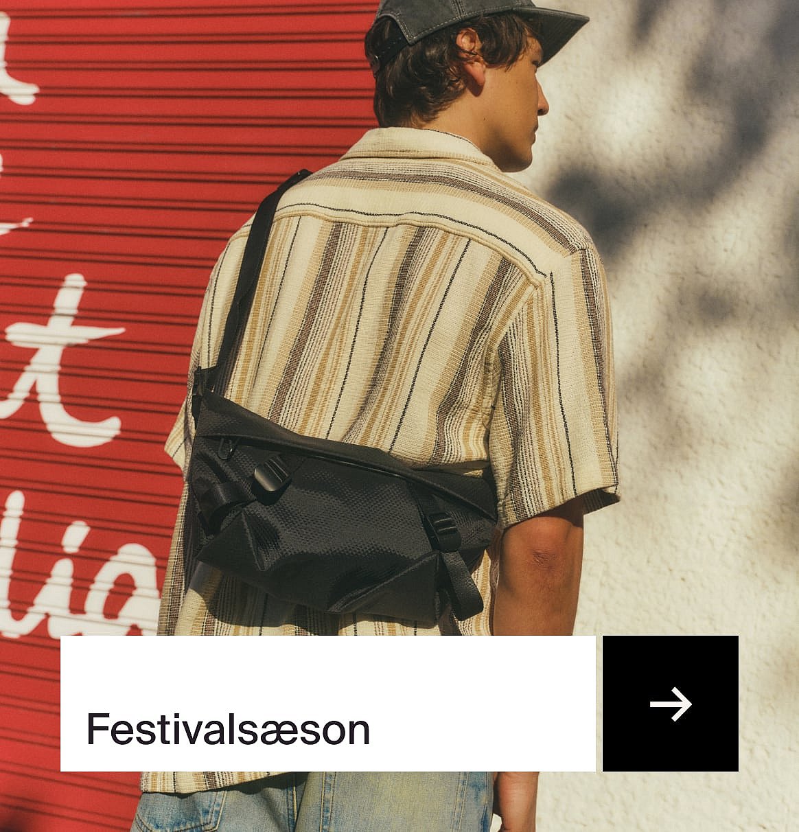 Person set bagfra i stribet trøje, kasket og sort sling bag, mod røde og lyse vægge. Tekst: "Festival season".