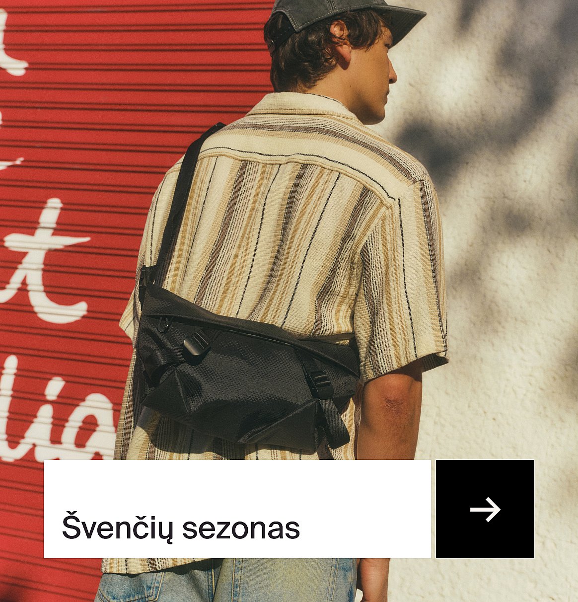 Asmuo iš nugaros, vilkintis dryžuotus marškinėlius, su kepure ir juoda persimetama rankine, raudonų ir šviesių sienų fone. Užrašas „Festivalių sezonas“.