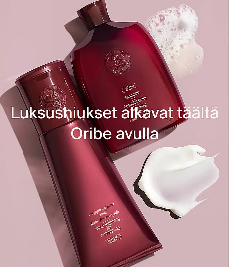 Kaksi Oribe-merkkistä punertavanpinkkiä hiustuotepulloa (shampoo, hoitoaine) vaahdolla ja voiteella vaaleanpunaisella taustalla. Tekstipäällys.