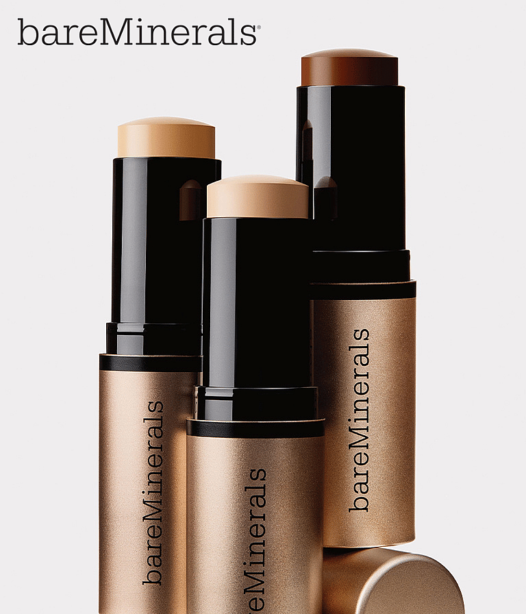 Medicube lyserøde hudplejeprodukter (serum, toner, creme, maske) på en lyserød baggrund.