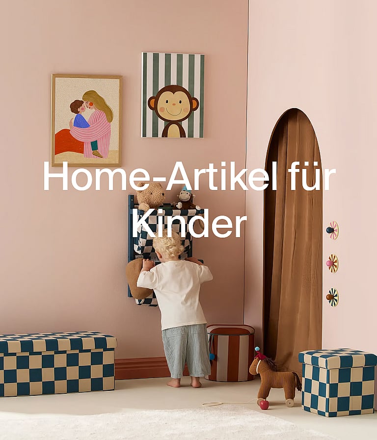 Kind in einem rosa Kinderzimmer mit Wandbild, karierter Aufbewahrung und einem Spielzeugpferd. Schriftzug „Kinderzimmer“.