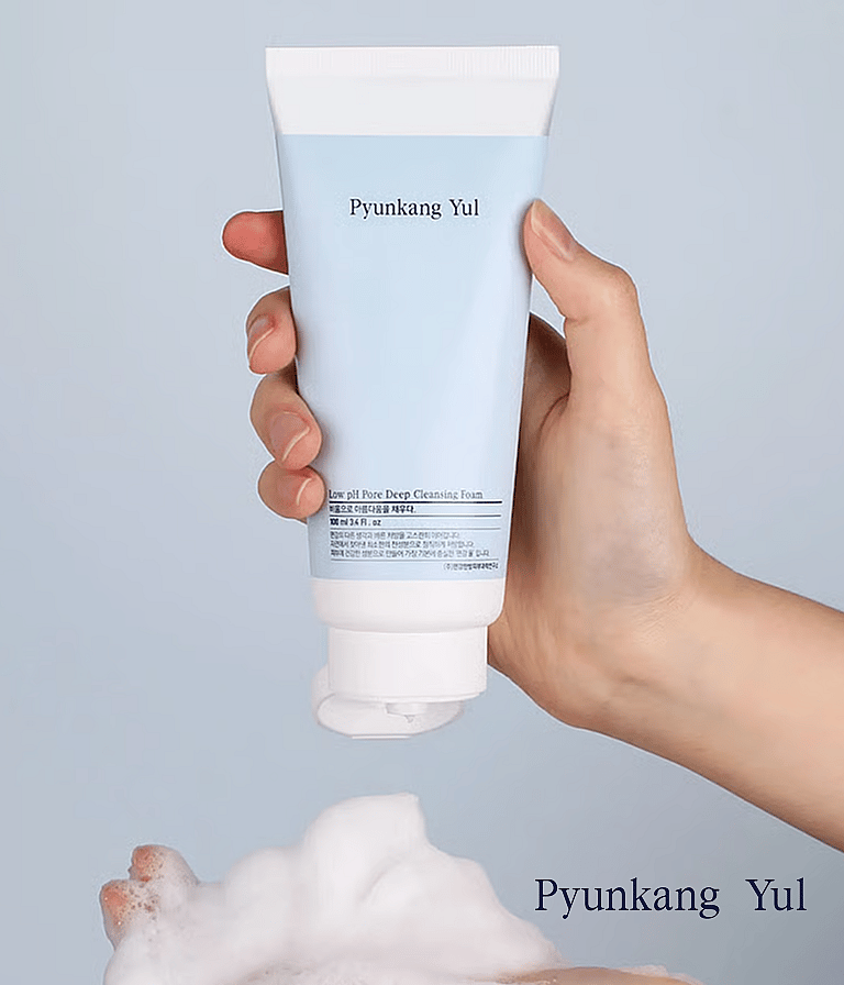 Medicube rosa hudvårdsprodukter (serum, toner, kräm, mask) på en rosa bakgrund.