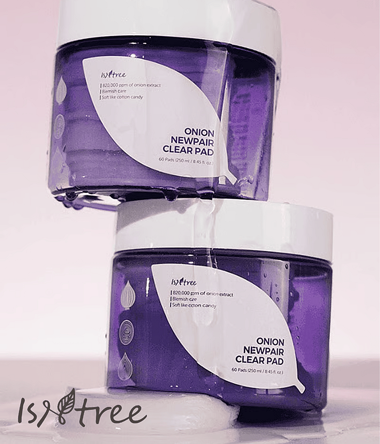 To Oribe rød-pink hårproduktflasker (shampoo, balsam) med skum og creme på en lyserød baggrund. Tekst-overlay.