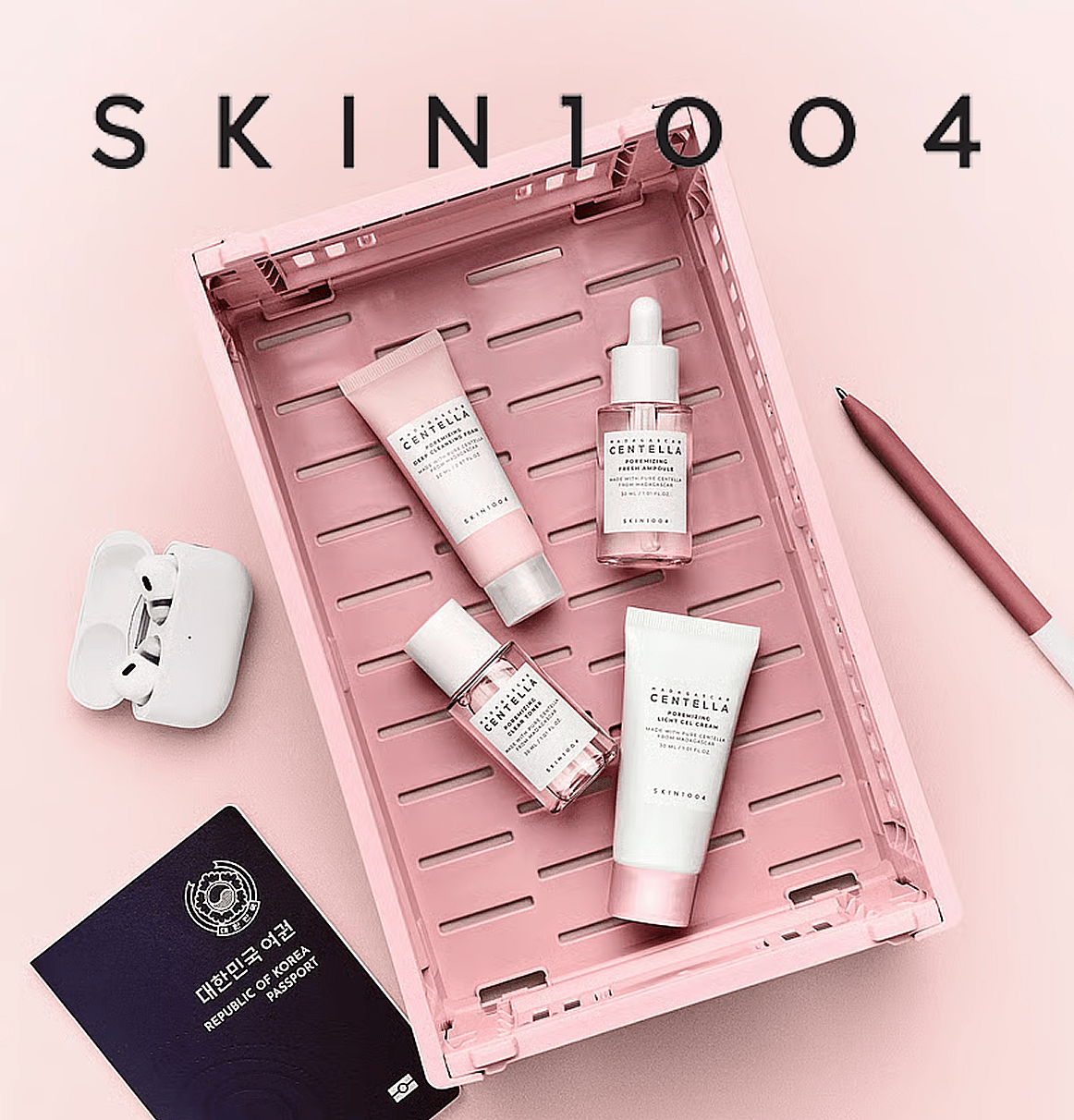 Tre gula Biotherm solskyddsflaskor på vita stenar. Text: "Skydda dig i sommar med SPF. Shoppa SPF."