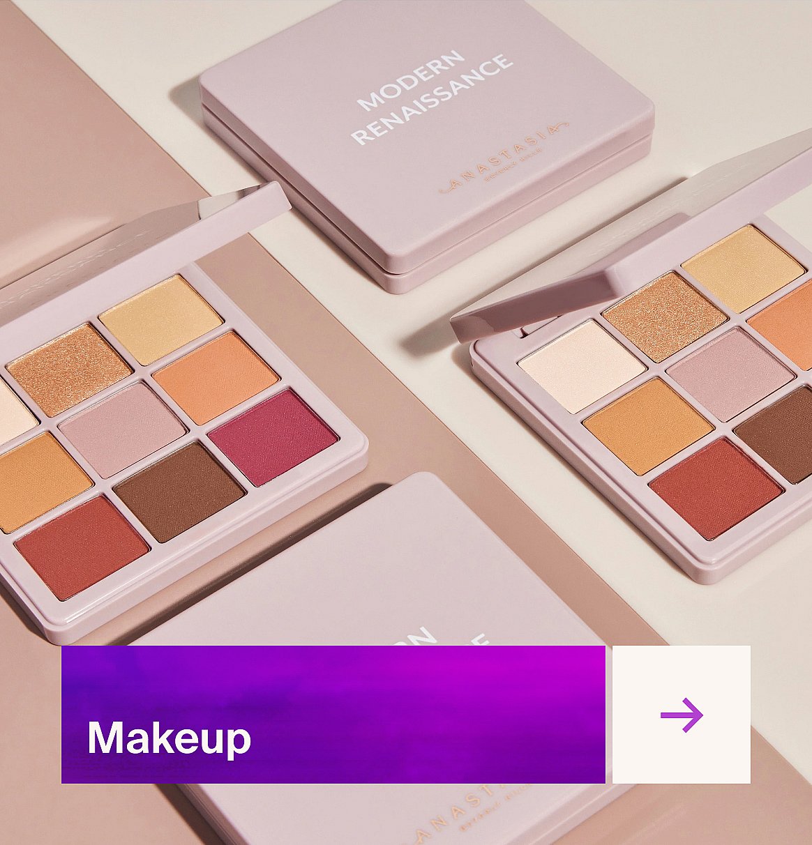 Tre Anastasia Beverly Hills Modern Renaissance øjenskyggepaletter, to åbne med varme, jordfarver og bærnuancer.
