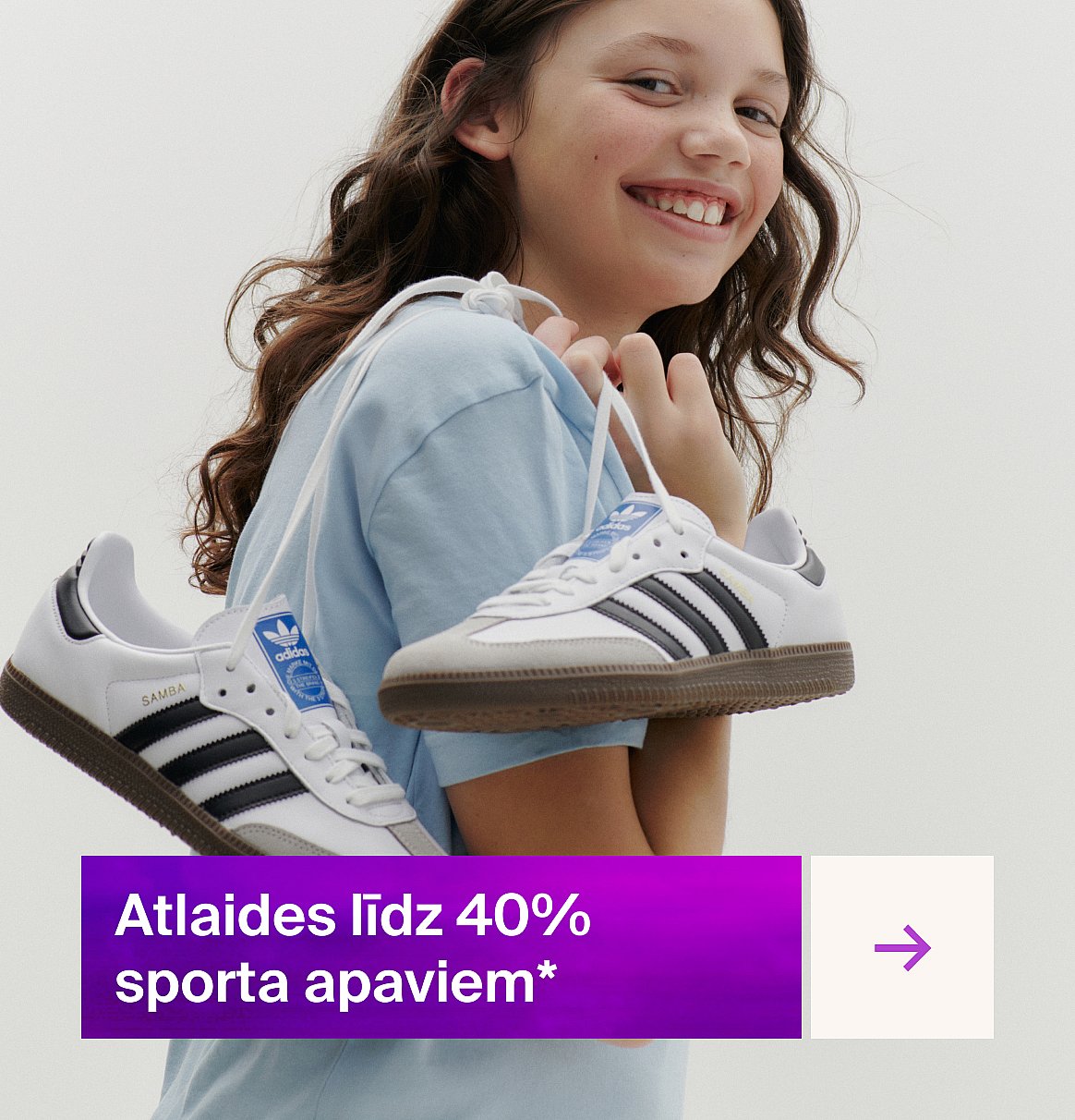 Smaidoša jauna meitene tur divas baltas Adidas Samba kedas uz gaiša fona.
Līdz 40% atlaide kedām*