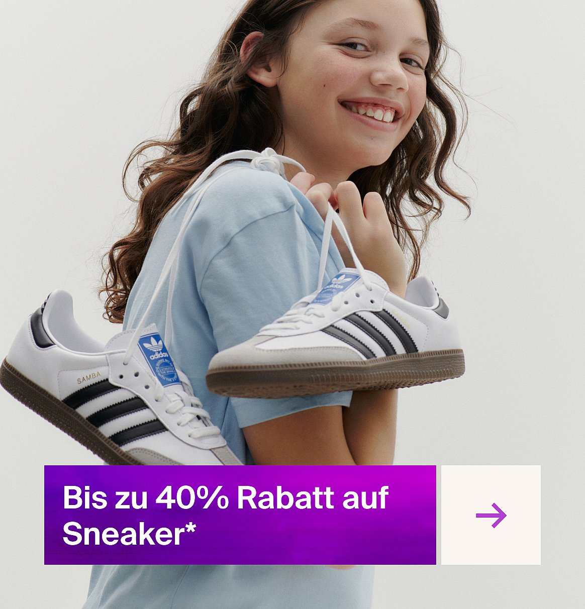 Lächelndes junges Mädchen mit zwei weissen Adidas Samba Sneakers vor hellem Hintergrund.

Bis zu 40% Rabatt auf Sneakers*