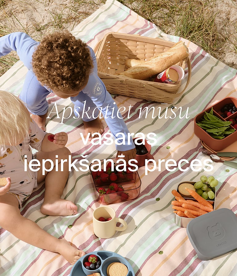 Bērns rozā bērnu istabā ar sienas dekoru, rūtainu glabātuvi un rotaļu zirgu. Teksts "Kids Home".