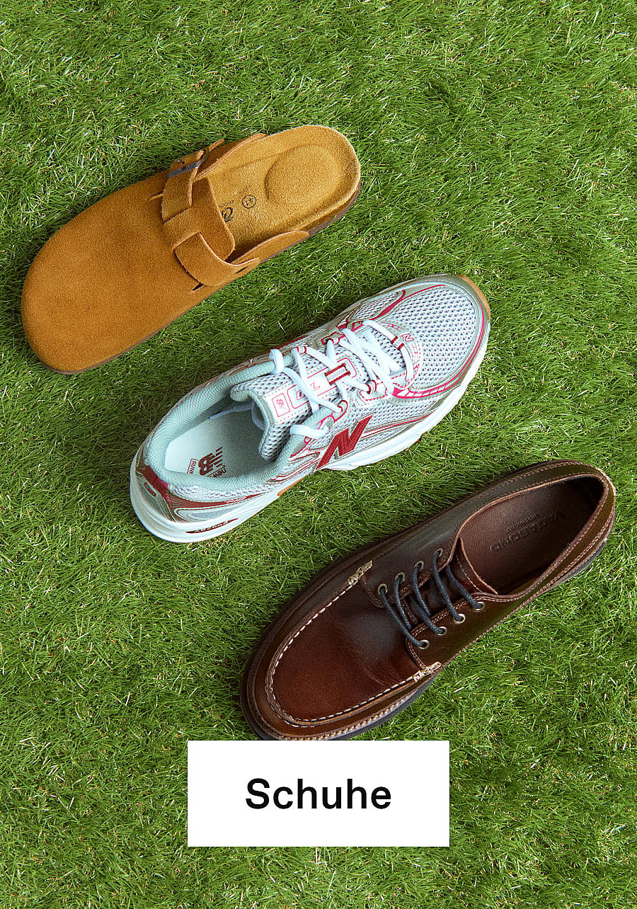 Übereinanderliegende blaue, rote und grüne Adidas Gazelle Sneaker mit Gummisohlen auf weißem Hintergrund.