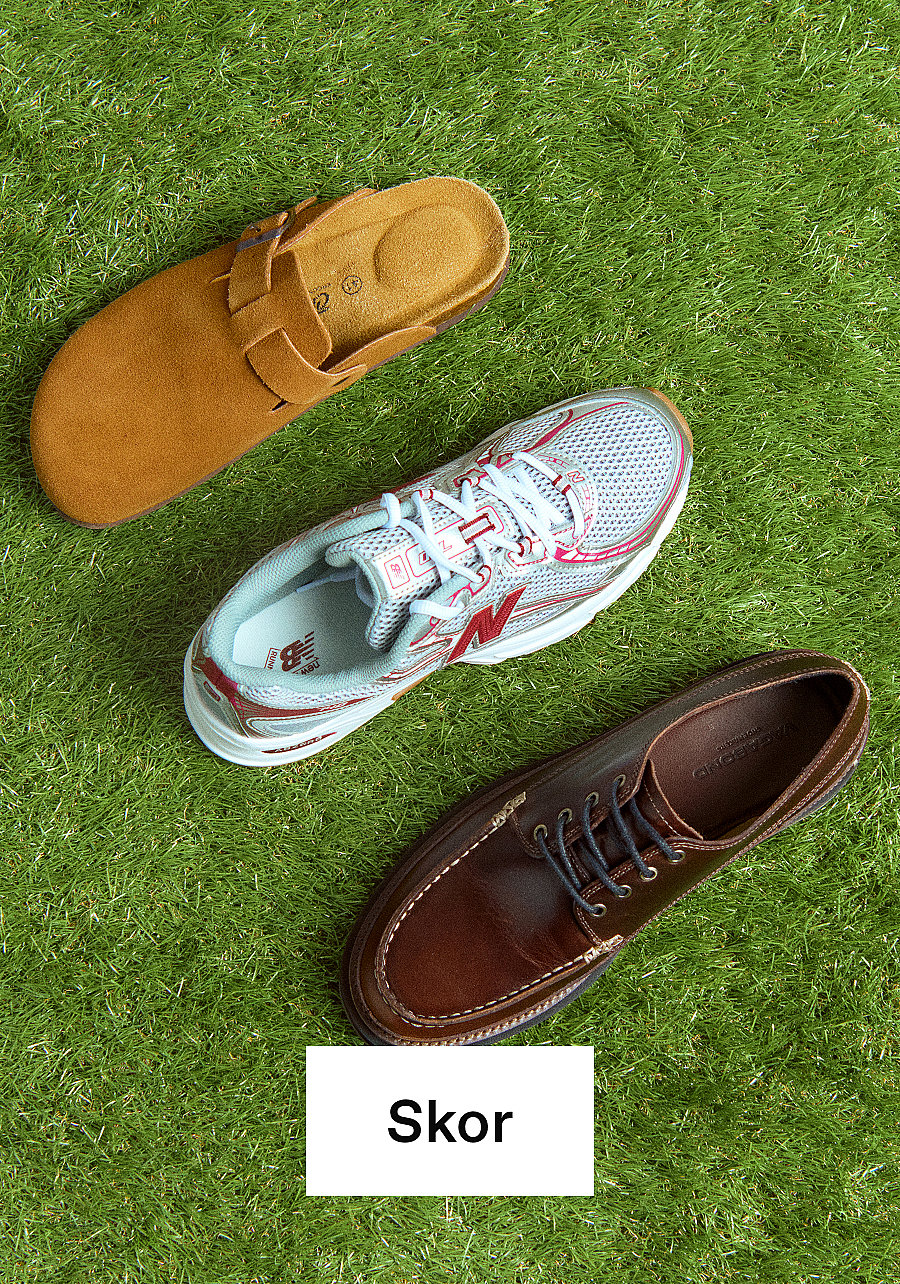 Staplade blå, röda och gröna Adidas Gazelle sneakers med gummisulor på vit bakgrund.