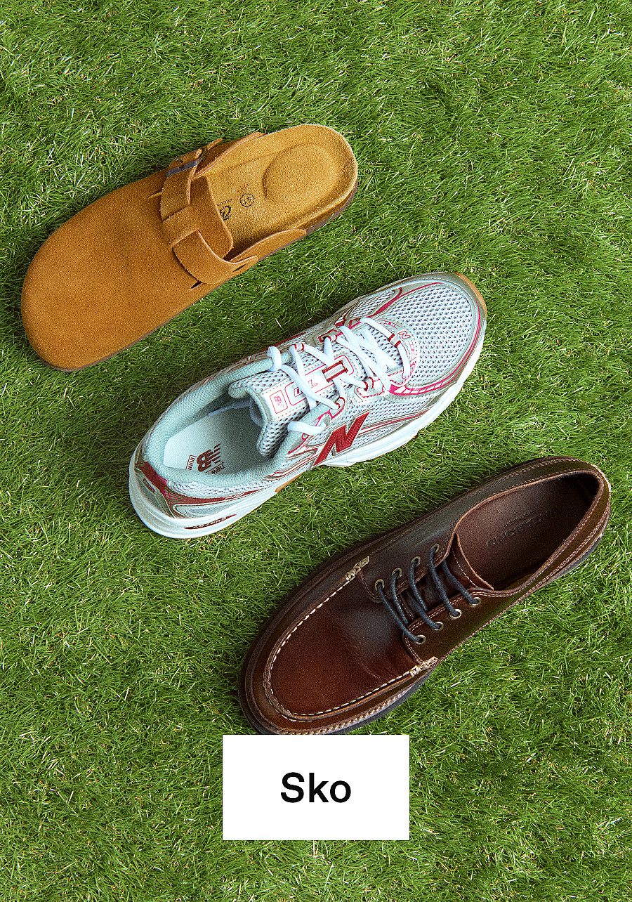 Stablet blå, rød og grønne Adidas Gazelle sneakers med gummisåler på en hvid baggrund.