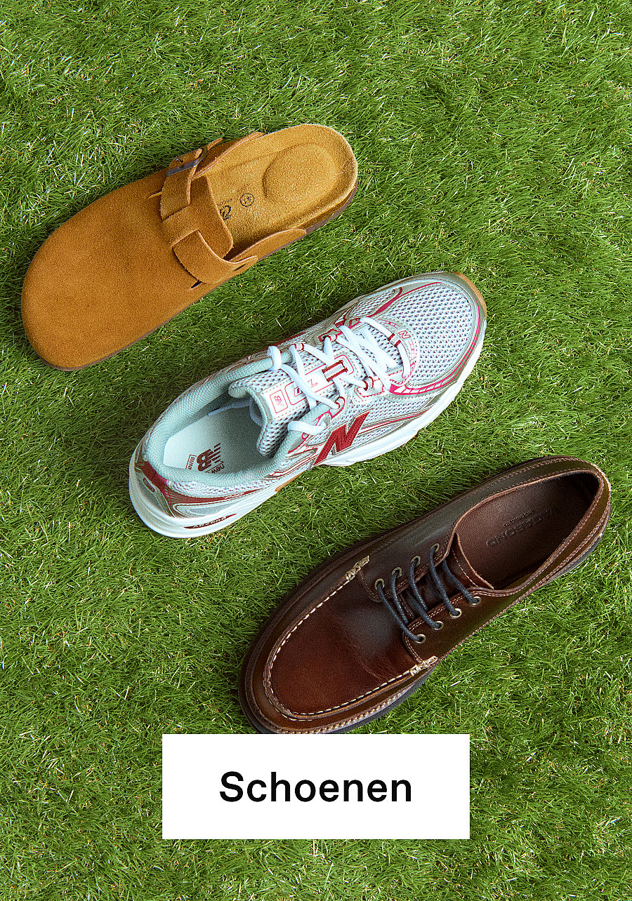 Gestapelde blauwe, rode en groene Adidas Gazelle sneakers met gumzolen op een witte achtergrond.