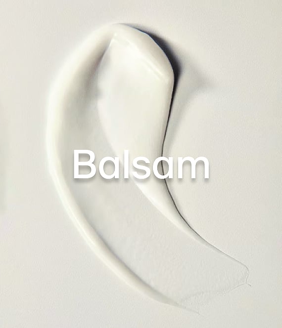Tjock vit kräm virvlar på en ljus bakgrund, med texten 'Balsam' överlagd.