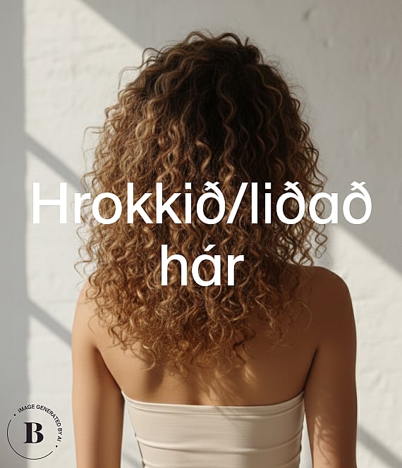 Bak á manneskju með sítt, brúnt krullað hár. Hvítur veggur í bakgrunni með skuggum. Texti yfir mynd: "Lockigt hår".