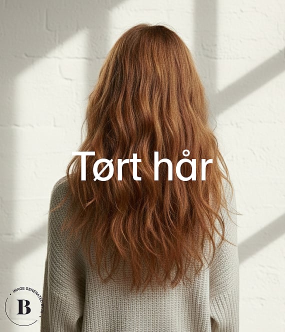 En person sett bakfra med langt, bølgete rødbrunt hår og en lys genser, mot en hvit mursteinsvegg med skygger.