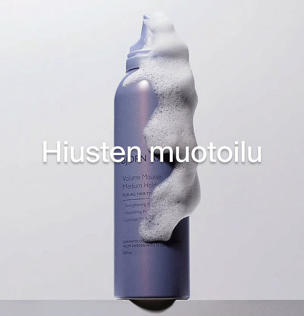 Violetti hiusvaahtopullo, josta pursuaa valkoista vaahtoa, vaalealla taustalla. Päällä teksti "Hårstyling".
