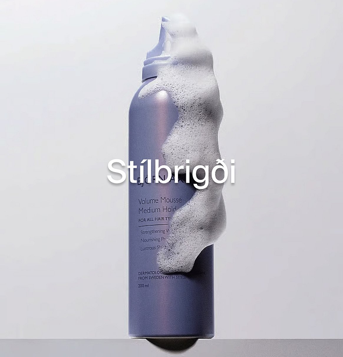 Fjólublá hárfroðuflaska sem flæðir yfir af hvítri froðu, á ljósum bakgrunni. Textinn „Hårstyling“ er á myndinni.