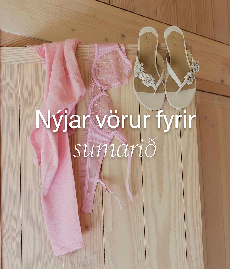Bleikur toppur, blúndubrjóstahaldari og hvítir blómasandalar hangandi á ljósum viðarvegg.
Nýjar komur fyrir sumarið.