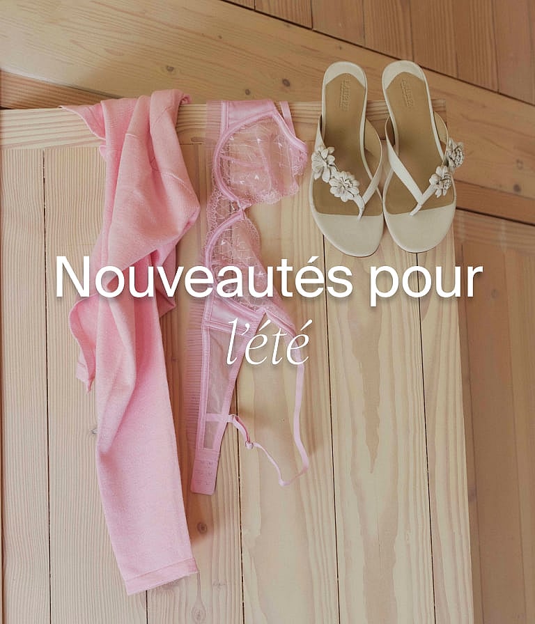 Top rose, soutien-gorge en dentelle et sandales blanches à fleurs accrochés à un mur en bois clair.
Nouveautés pour l'été.