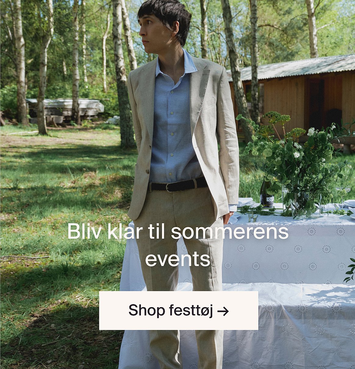Mand smiler med barn på skuldrene, der dækker hans øjne, udendørs.Forkæl din far på fars dag. Shop nu.