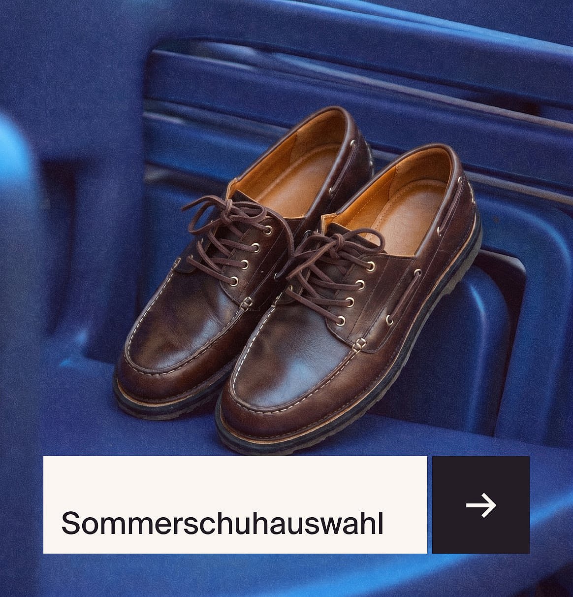 Ein Paar braune, geschnürte Leder-Mokassin-Schuhe mit weißen Nähten, auf einer blauen, gerippten Oberfläche.