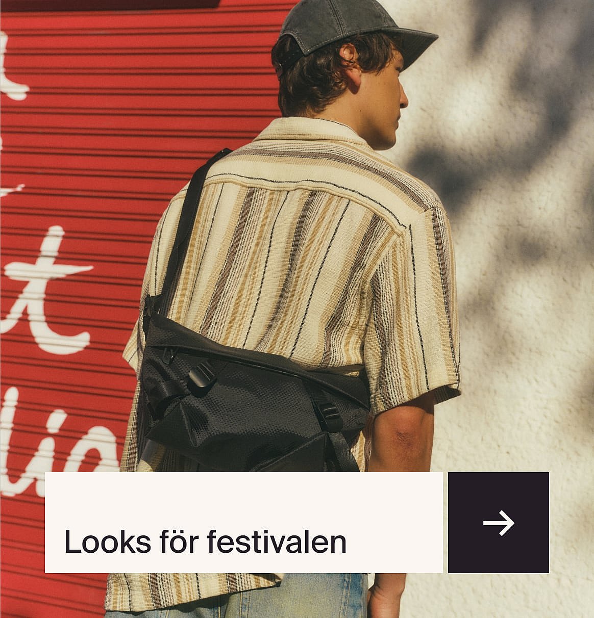 Man i randig skjorta, keps och svart slingväska, sedd bakifrån, mot röda och vita väggar.
Festivalstilar