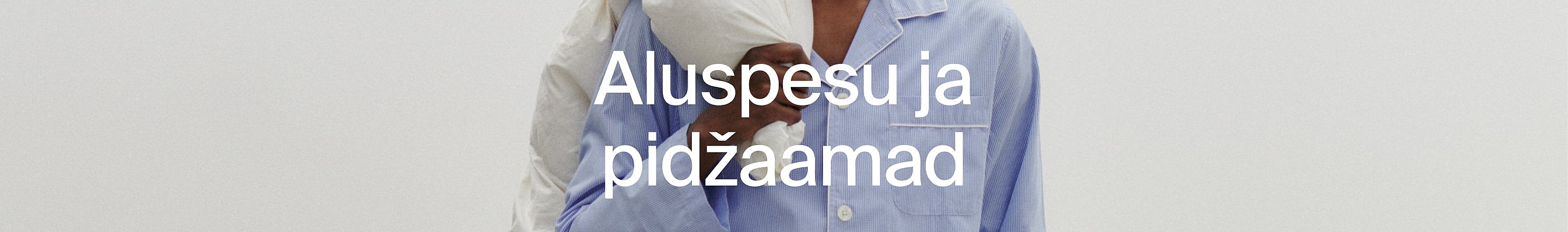 Lähivõte kahest inimesest pidžaamades, üks valge, üks sinisetriibuline.
