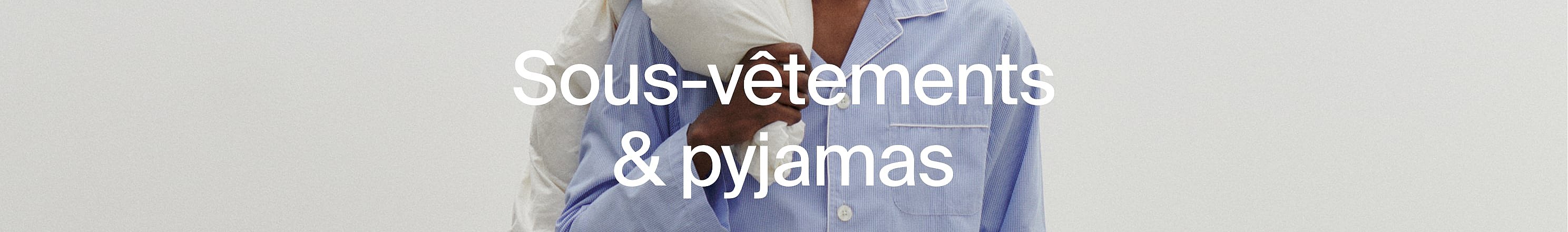 Gros plan sur deux personnes en pyjama, l'un blanc, l'autre à rayures bleues.