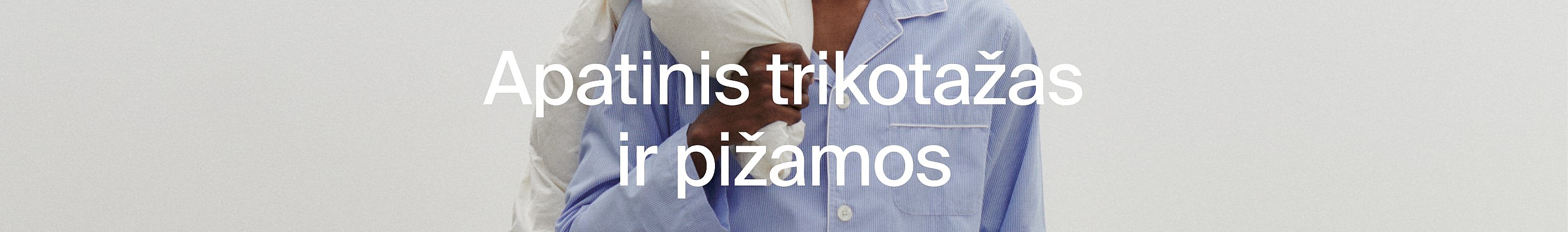 Stambiu planu: du žmonės pižamomis, viena balta, kita mėlyna dryžuota.