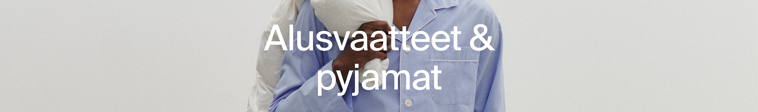Lähikuva kahdesta ihmisestä pyjamissa, toinen valkoinen, toinen siniraitainen.