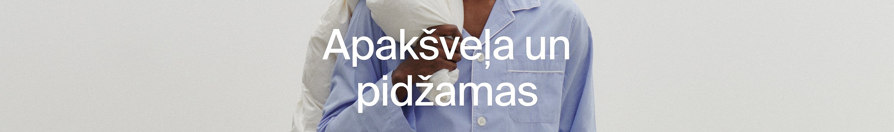 Tuvplāns ar diviem cilvēkiem pidžamās, viena balta, viena zili svītraina.