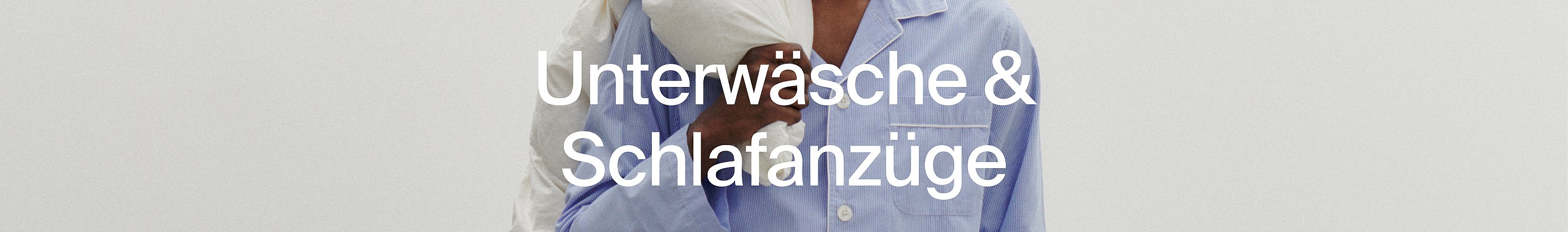 Nahaufnahme von zwei Personen in einem weißen und einem blau gestreiften Schlafanzug.
