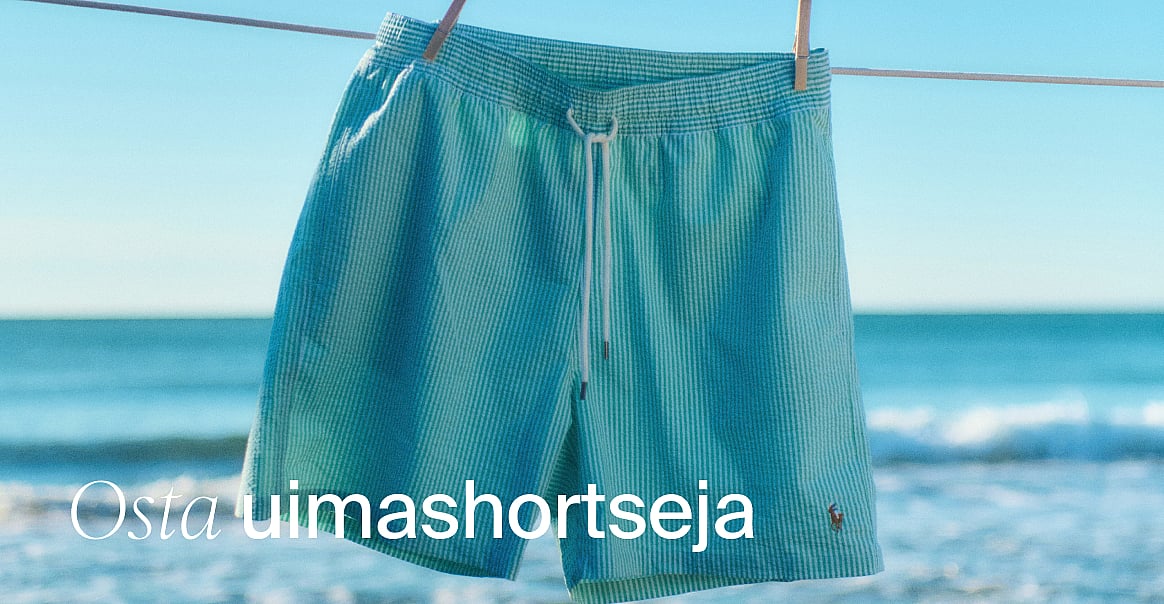 Siniturkoosit raidalliset uimashortsit riippuvat pyykkinarulla, aurinkoinen ranta ja meri taustalla. Shoppaile uimashortseja.
