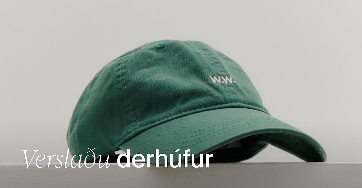 Græn hafnaboltahúfa með hvítu 'W.W.' merki á ljósum bakgrunni.
Versla húfur.