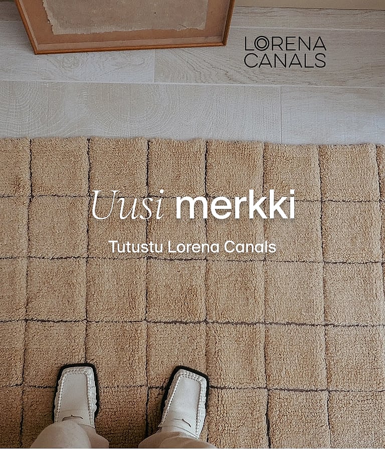 Jalat valkoisissa kengissä beigenvärisellä, kohokuvioidulla matolla, jossa on neliömäisiä osioita. Teksti: "Uusi brändi Löydä Lorena Canals."