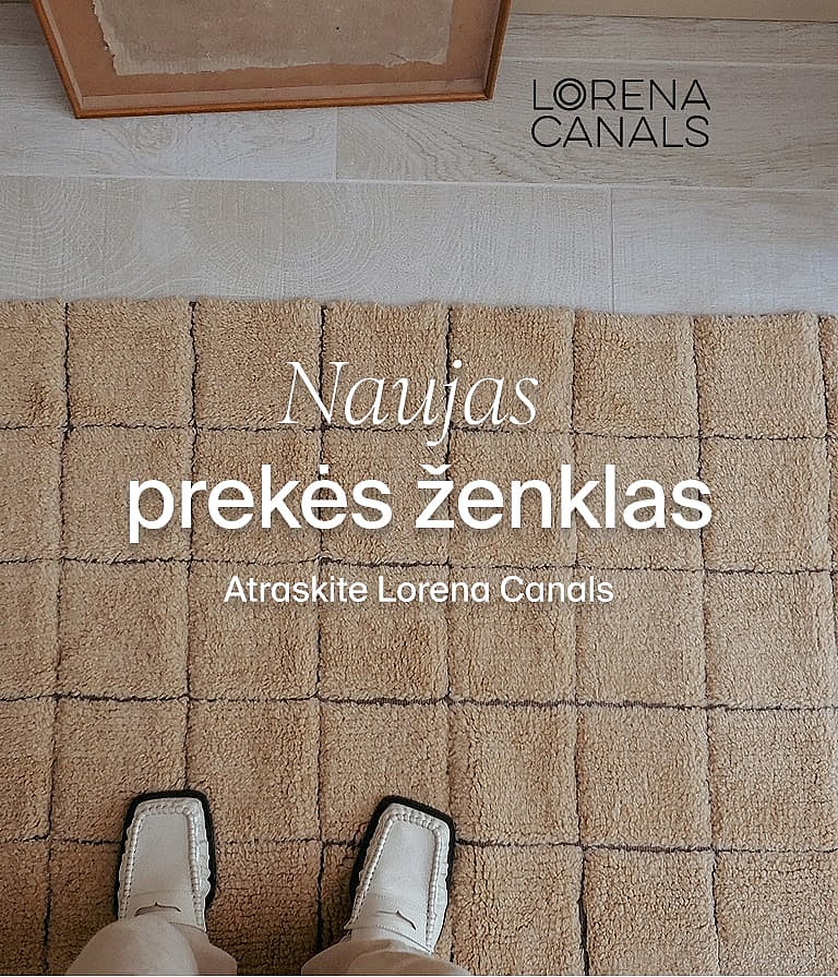 Kojos su baltais batais ant tekstūrinio smėlio spalvos kilimo su iškiliomis kvadratinėmis sekcijomis. Atraskite naują prekės ženklą: Lorena Canals.
